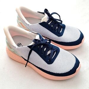 Women's Sz. 8.5 Kizik Tennis Shoes